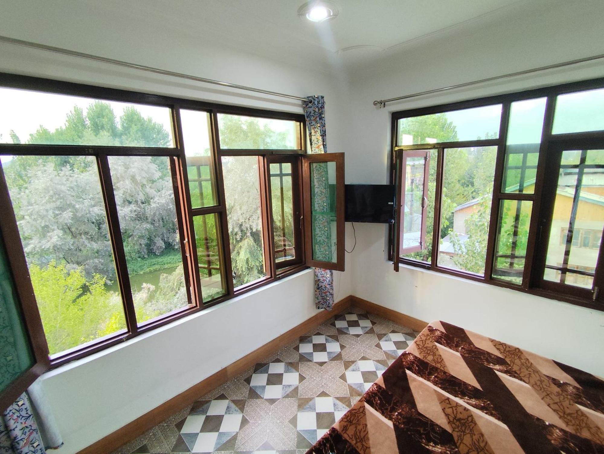 The Heaven Tree Hotel Srinagar  Ngoại thất bức ảnh