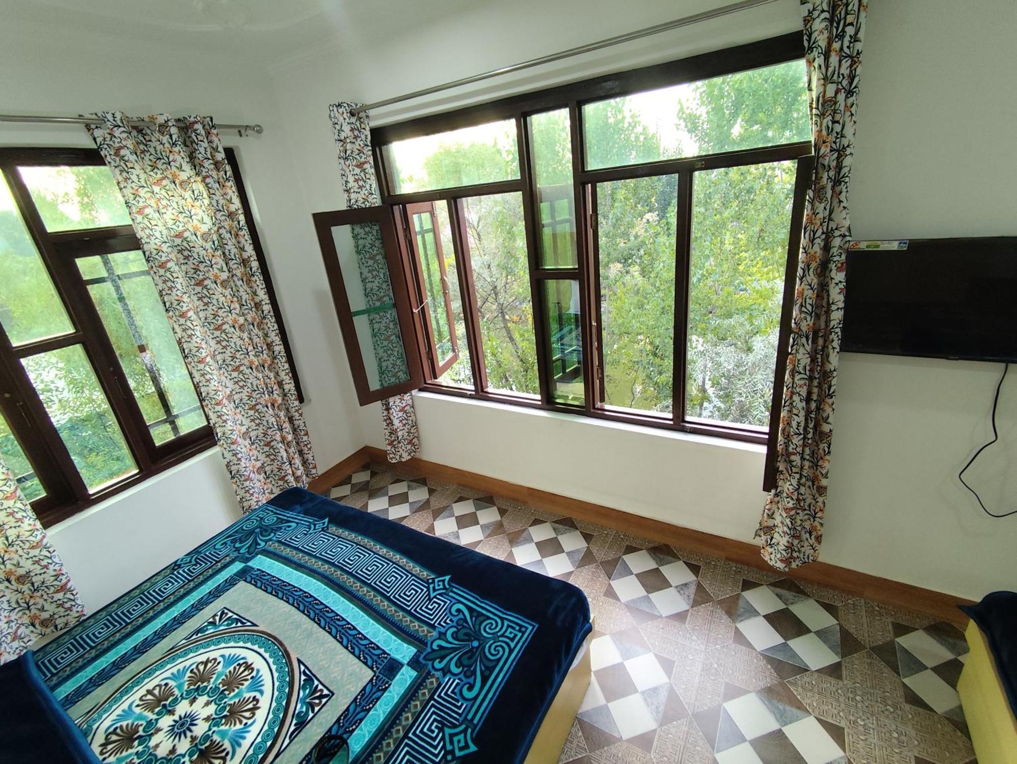 The Heaven Tree Hotel Srinagar  Ngoại thất bức ảnh