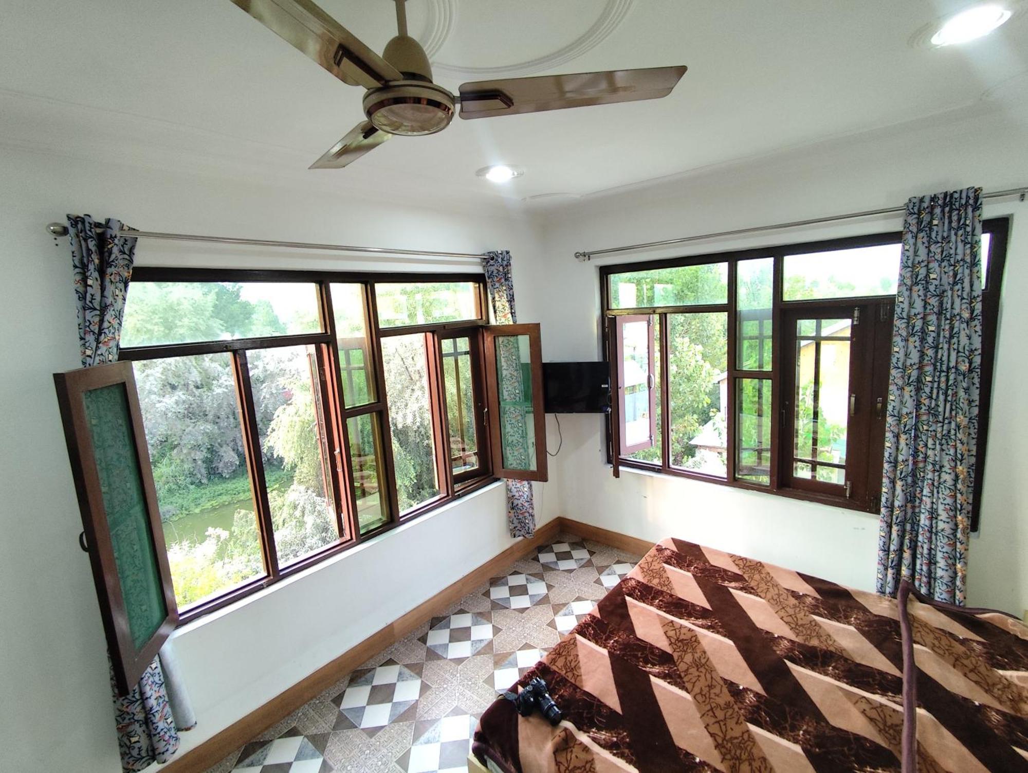 The Heaven Tree Hotel Srinagar  Ngoại thất bức ảnh