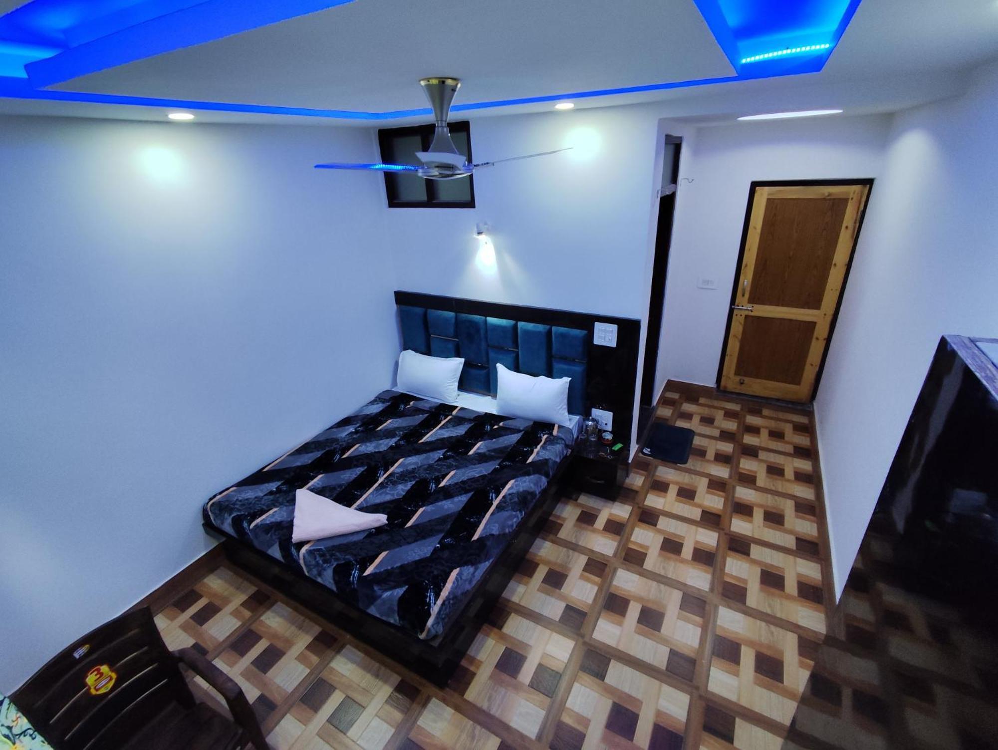 The Heaven Tree Hotel Srinagar  Ngoại thất bức ảnh