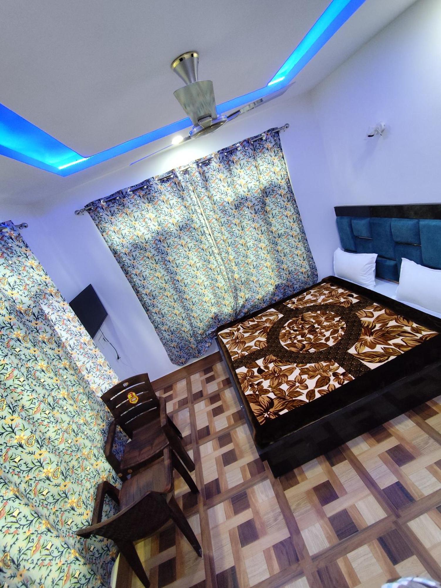 The Heaven Tree Hotel Srinagar  Ngoại thất bức ảnh