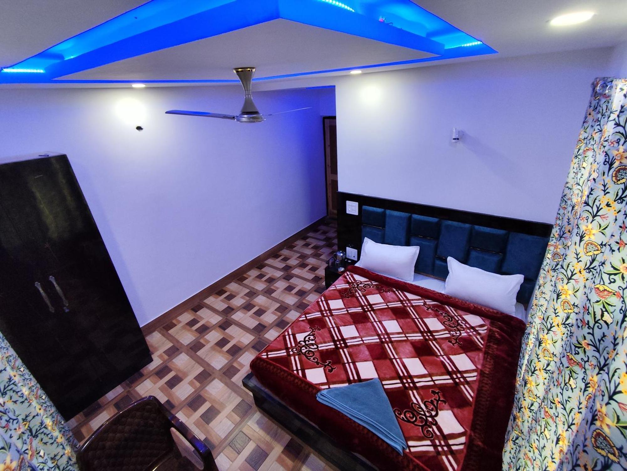 The Heaven Tree Hotel Srinagar  Ngoại thất bức ảnh